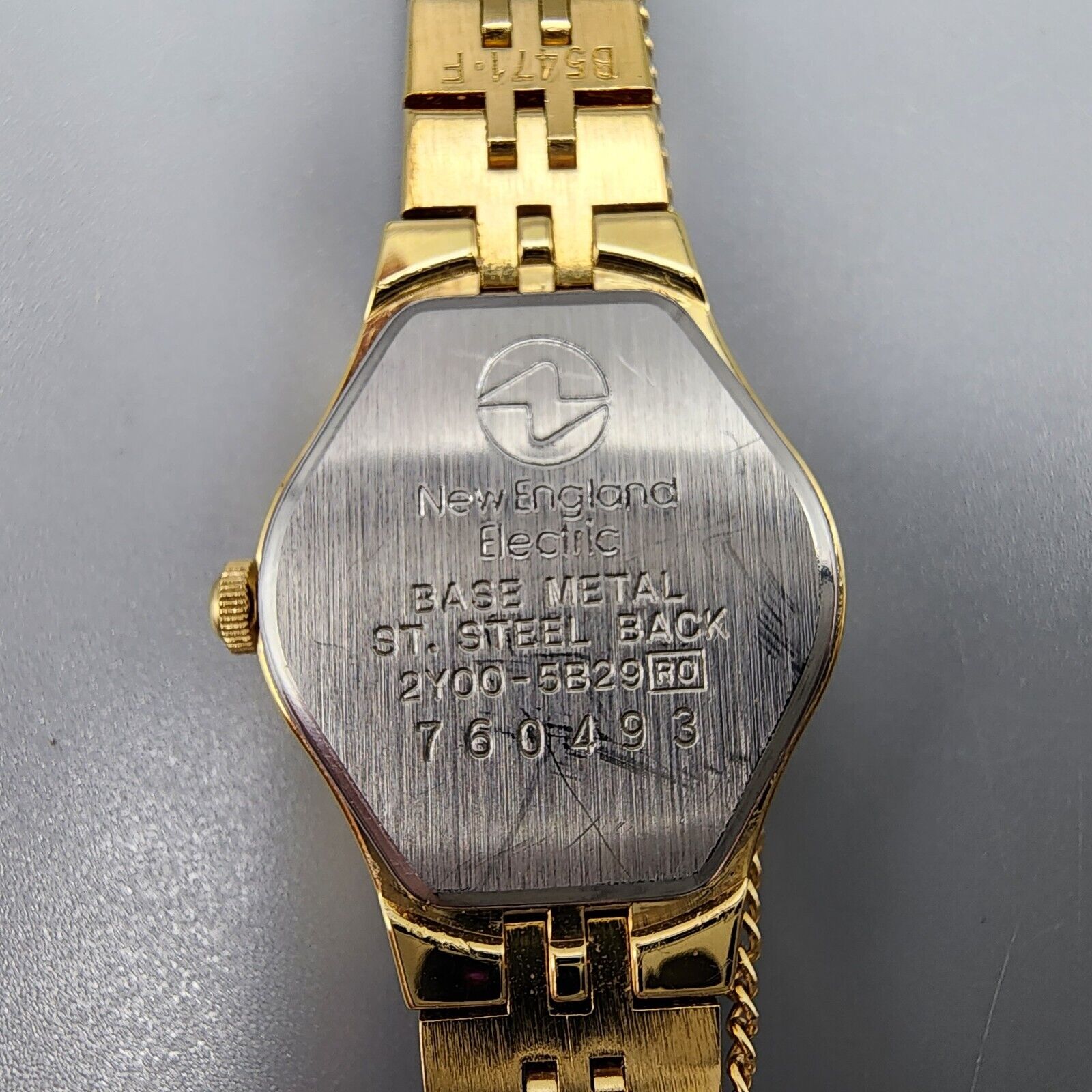 Seiko Watch Ladies Gold Tone Snowflake Quartz 2Y00-5B29 Oval