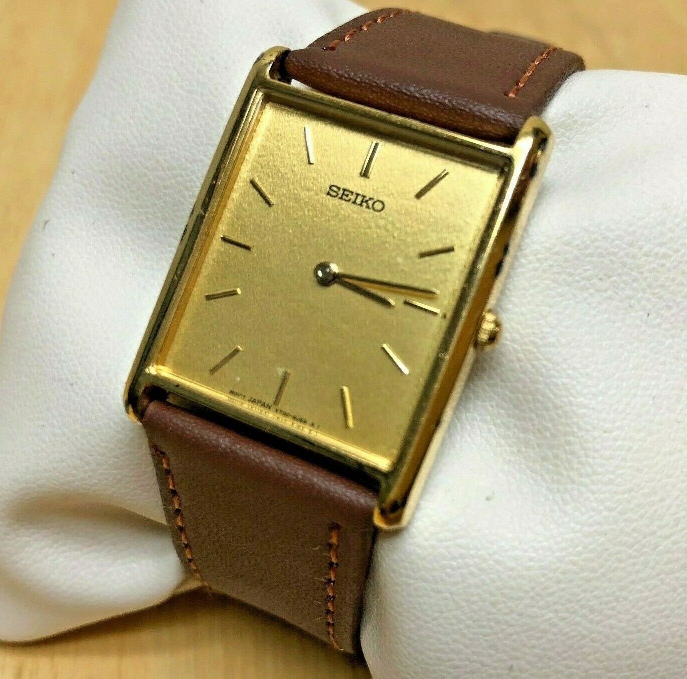 Vintage Seiko V700-5K30 Mens Gold Tone Rectangle Quartz