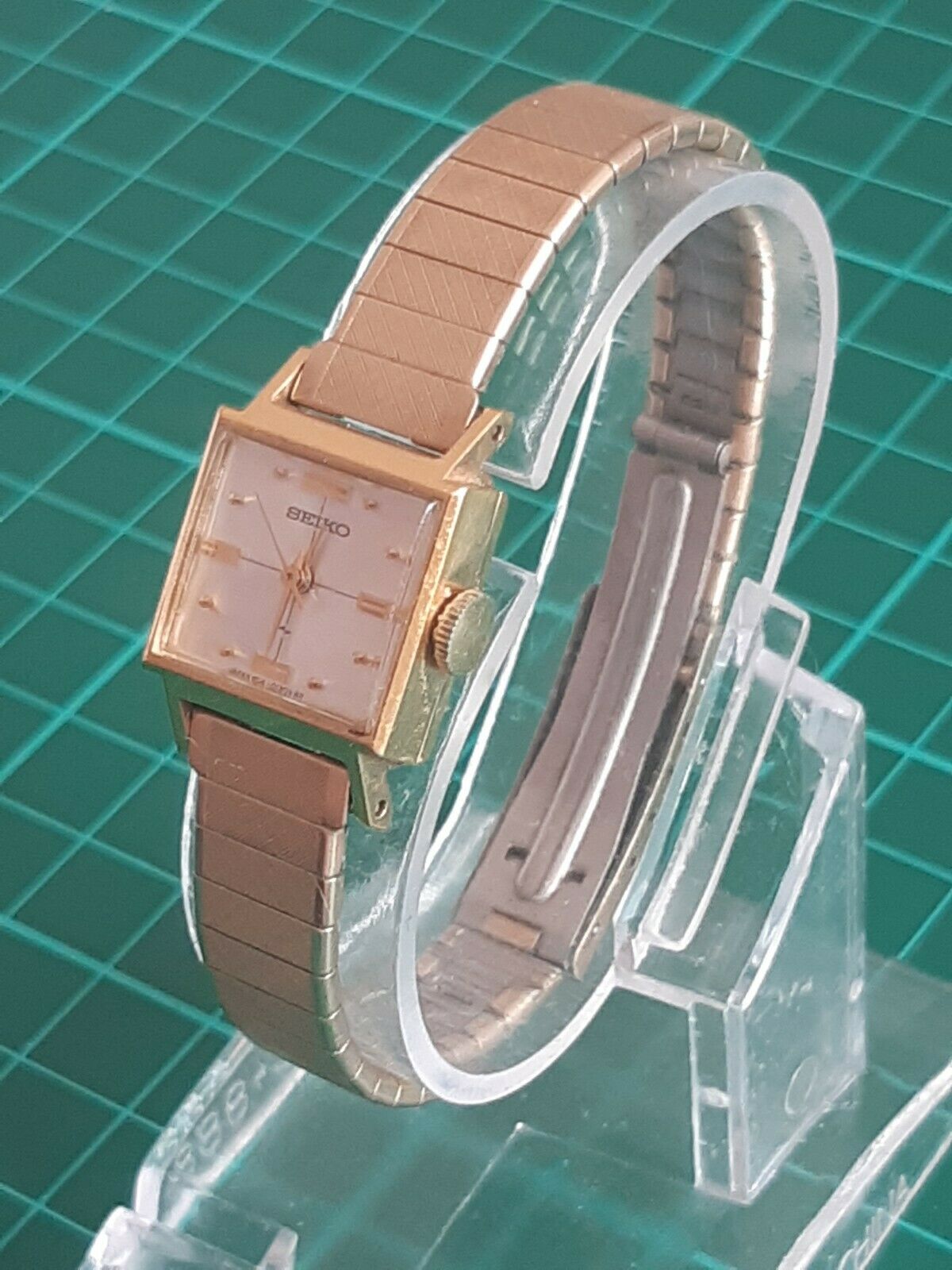 SEIKO 17 JEWELS SQUARE FACE GOLD PLEATED WINDUP WATCH 1104