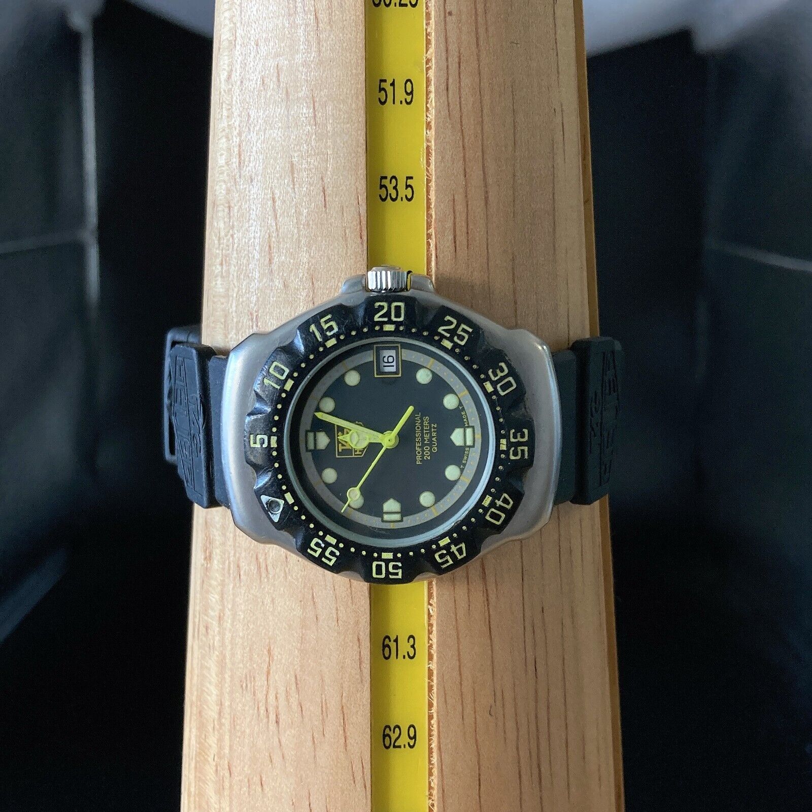 TAG HEUER 376.513 F1 35mm YELLOW DATE VINTAGE WATCH SWISS MADE