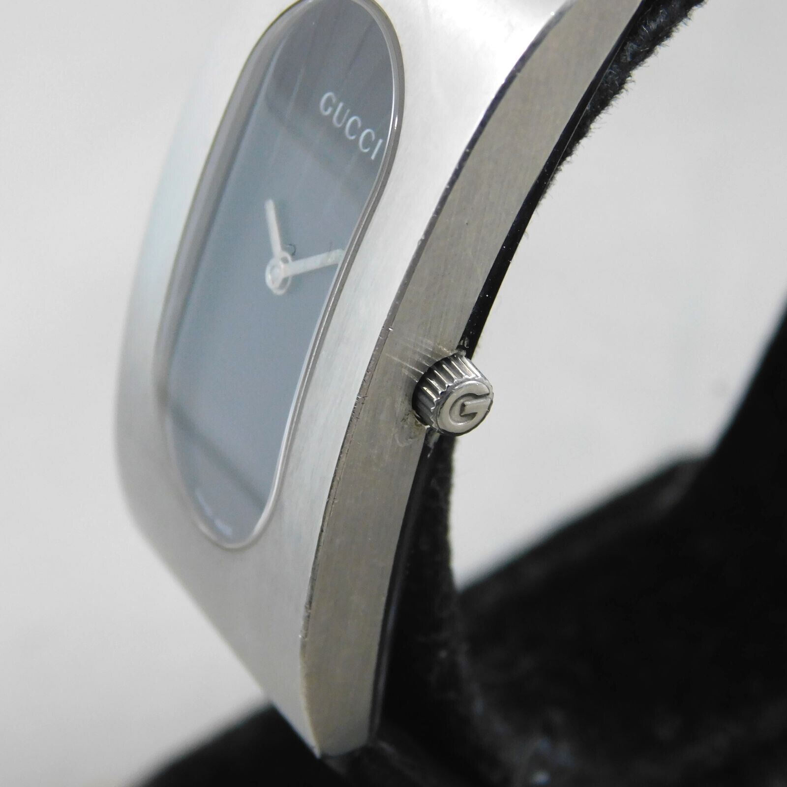 GUCCI 2400L WOMEN'S SILVER BLACK DIAL VINTAGE WATCH SWISS MADE