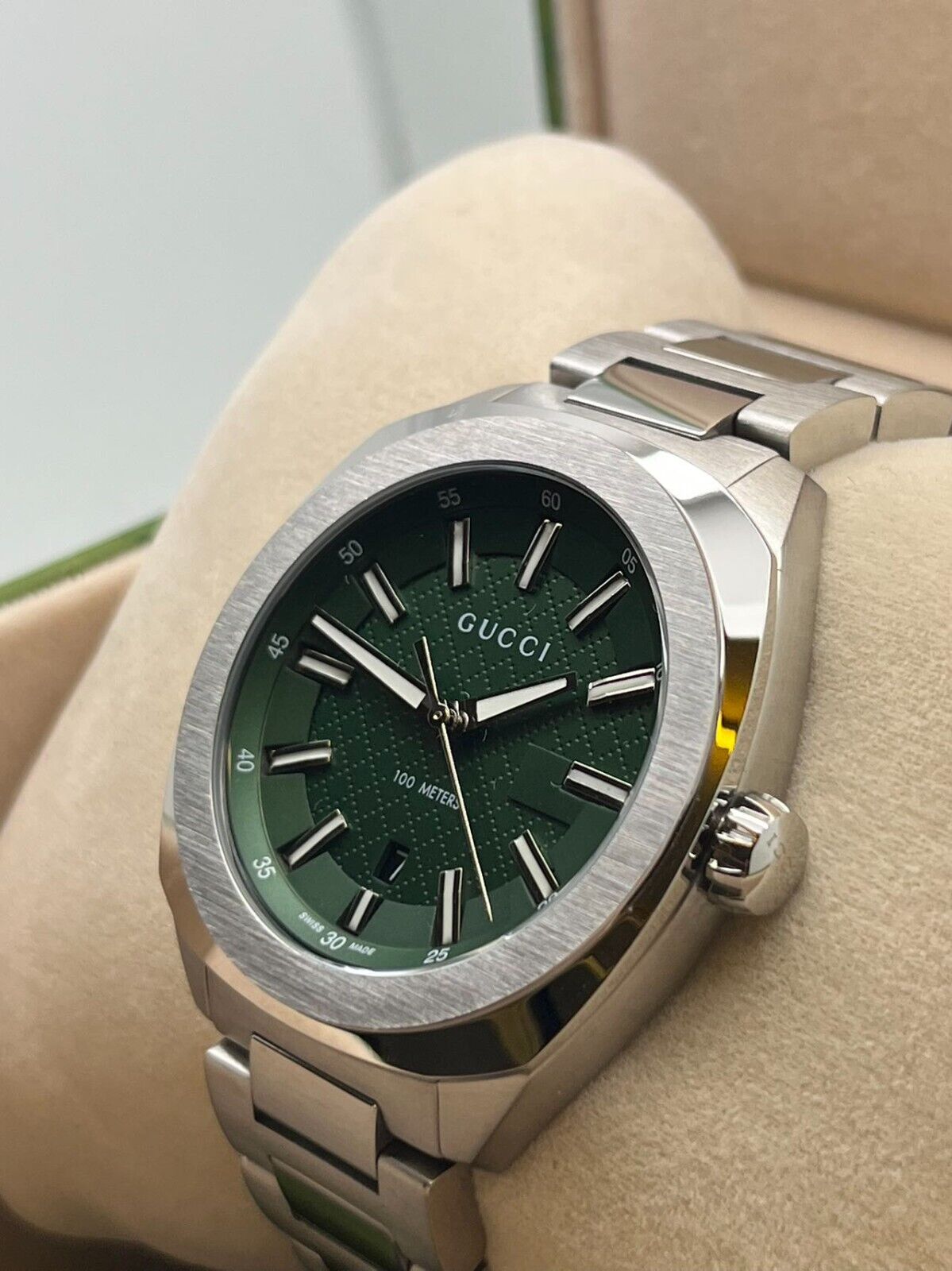 【美品】グッチ GG2570 142.3 YA142313 グリーン　クォーツ GUCCI グッチ メンズ 時計 GG2570 クォーツ グリーン YA142313