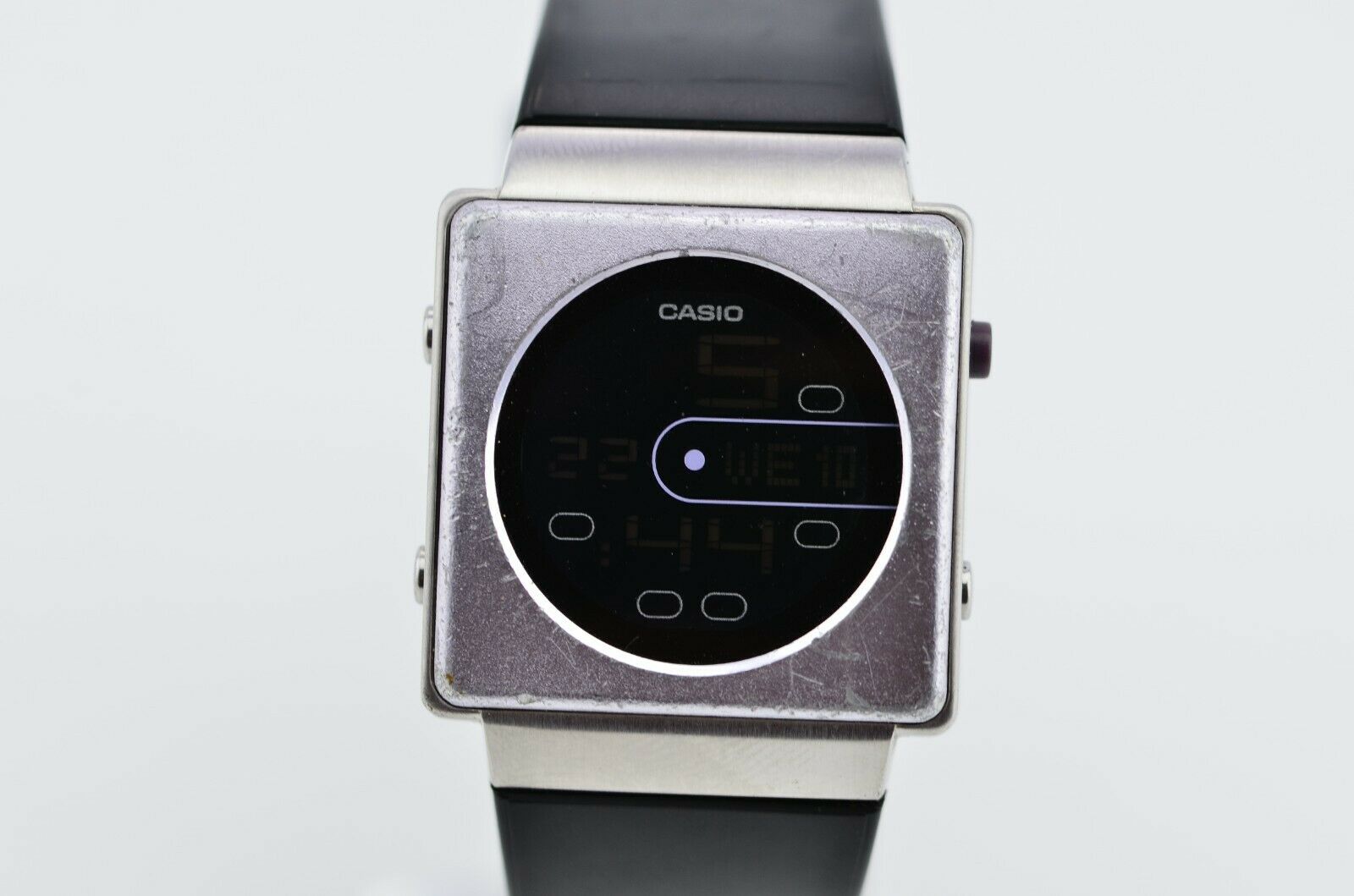 H875 Vintage Casio Futurist Digital Quartz Watch LA-2001 MOD.2999