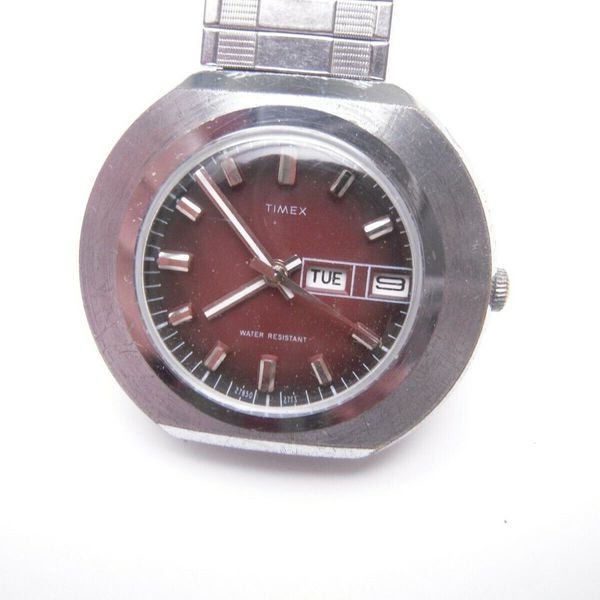 ufo-shaped-vintage-1973-men-s-timex-water-resistant-mechanical-day-date