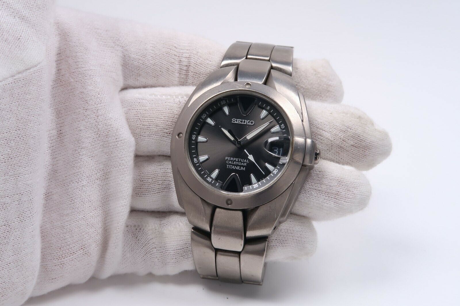 seiko titanium perpetual calendar watch