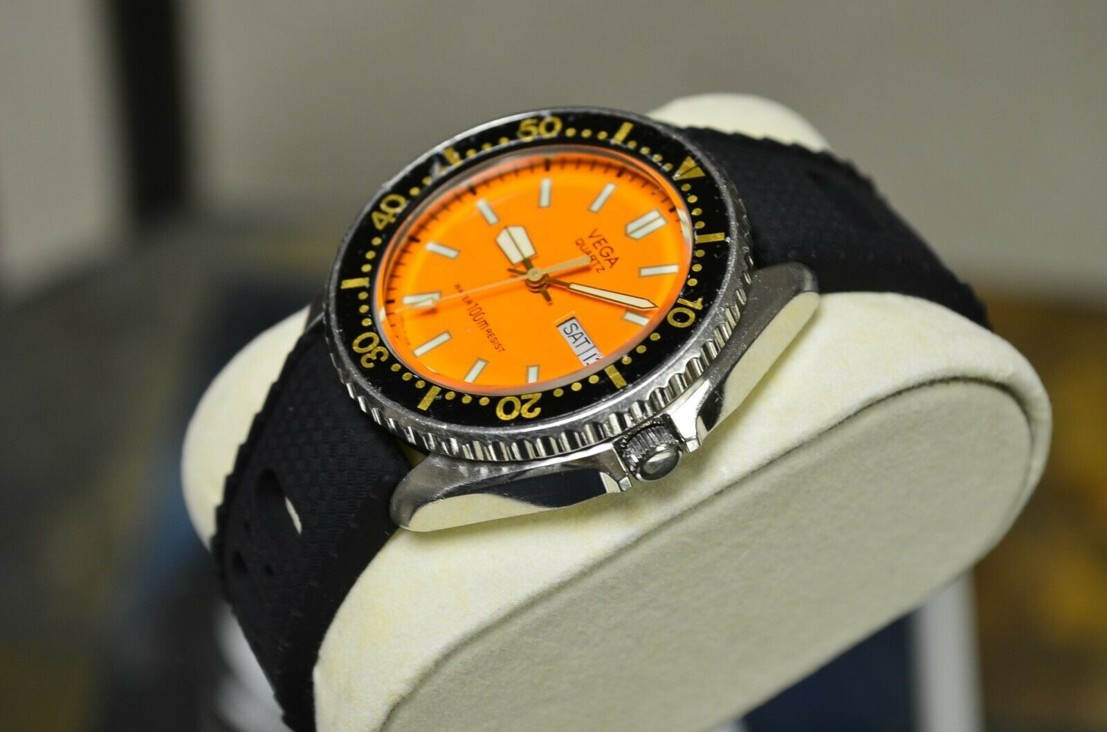 CITIZEN VEGA ORANGE DIVER 100M QUARTZ DIVE WATCH VINTAGE JAPAN
