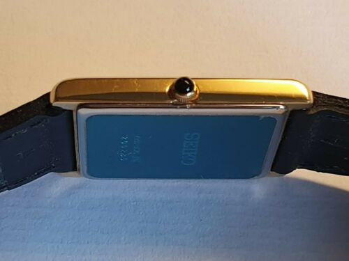 SEIKO 7N00-5C70 MENS 男性用 Seiko Quartz 7N00-5C70 - Tank - Roman Numerals - Gold - 25mm