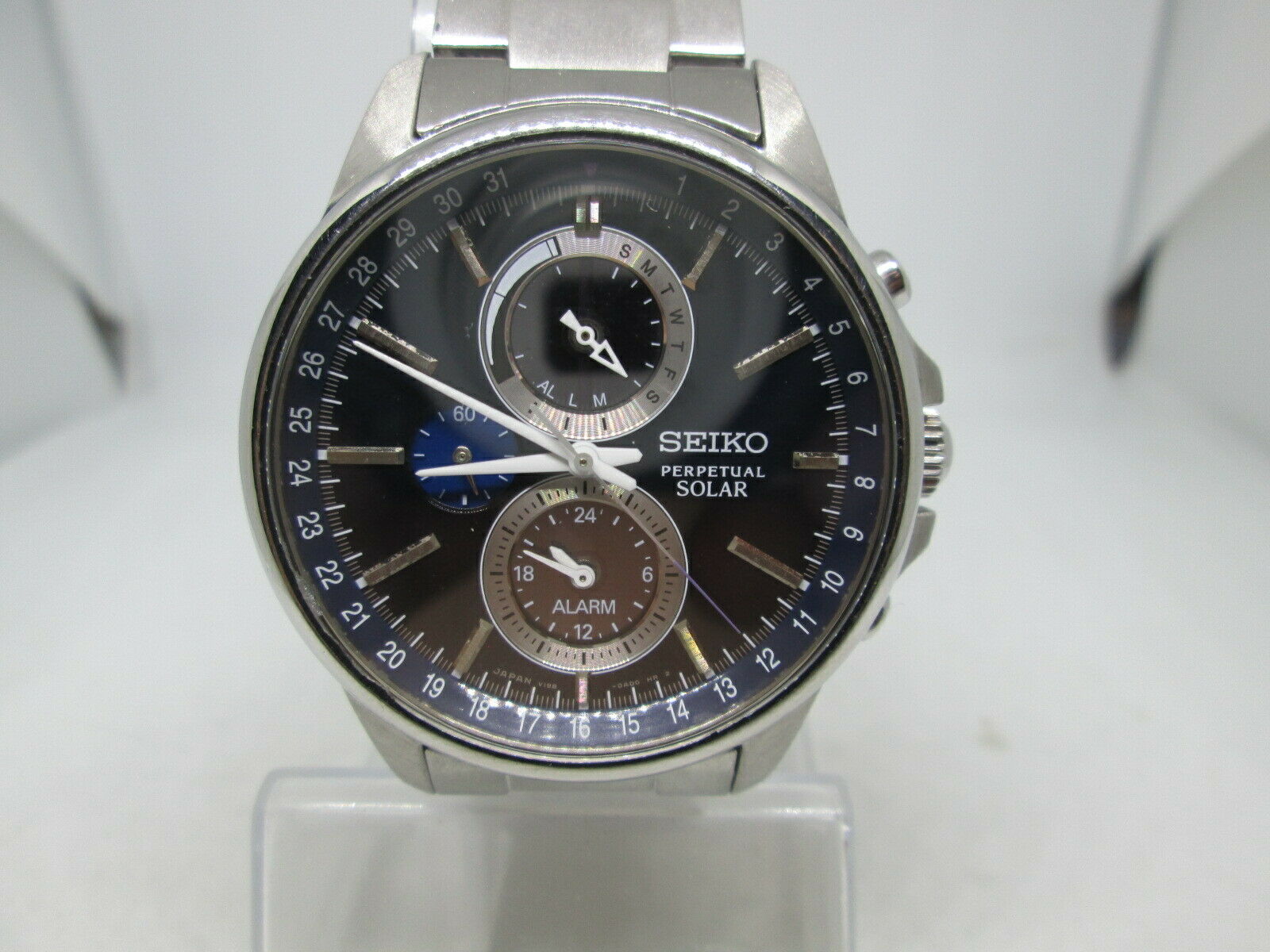 SEIKO PERPETUAL SOLAR ALARM DATE V198-0AC0 STAINLESS STEEL QUARTZ