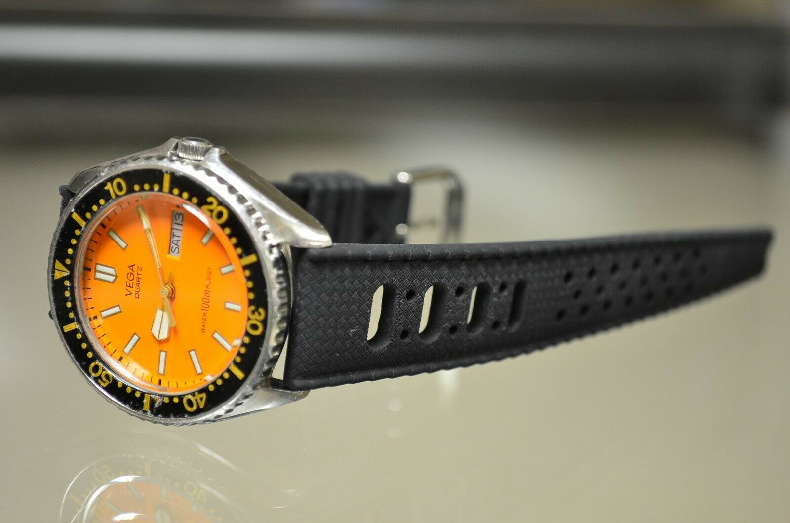 CITIZEN VEGA ORANGE DIVER 100M QUARTZ DIVE WATCH VINTAGE JAPAN