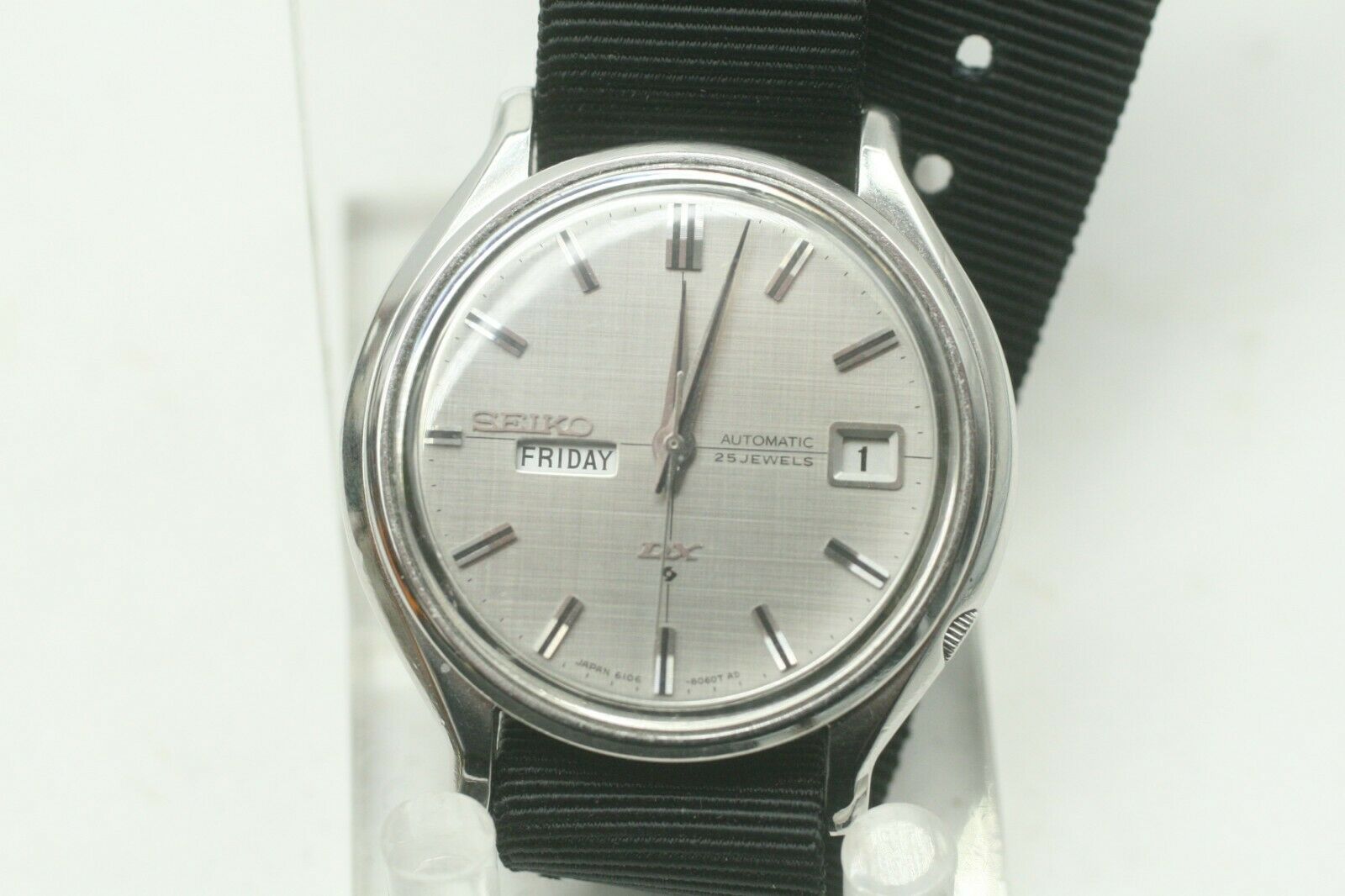 MENS VINTAGE SEIKO AUTOMATIC DX 25 JEWELS DAY AND DATE 6106-8240 SS WATCH |  WatchCharts
