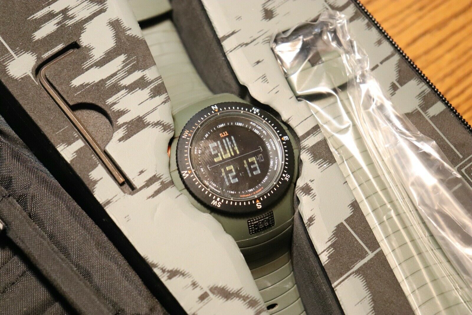 5.11 field ops タクティカルウォッチ 5.11 Tactical Field Ops Watch - OpticsPlanet.com - YouTube