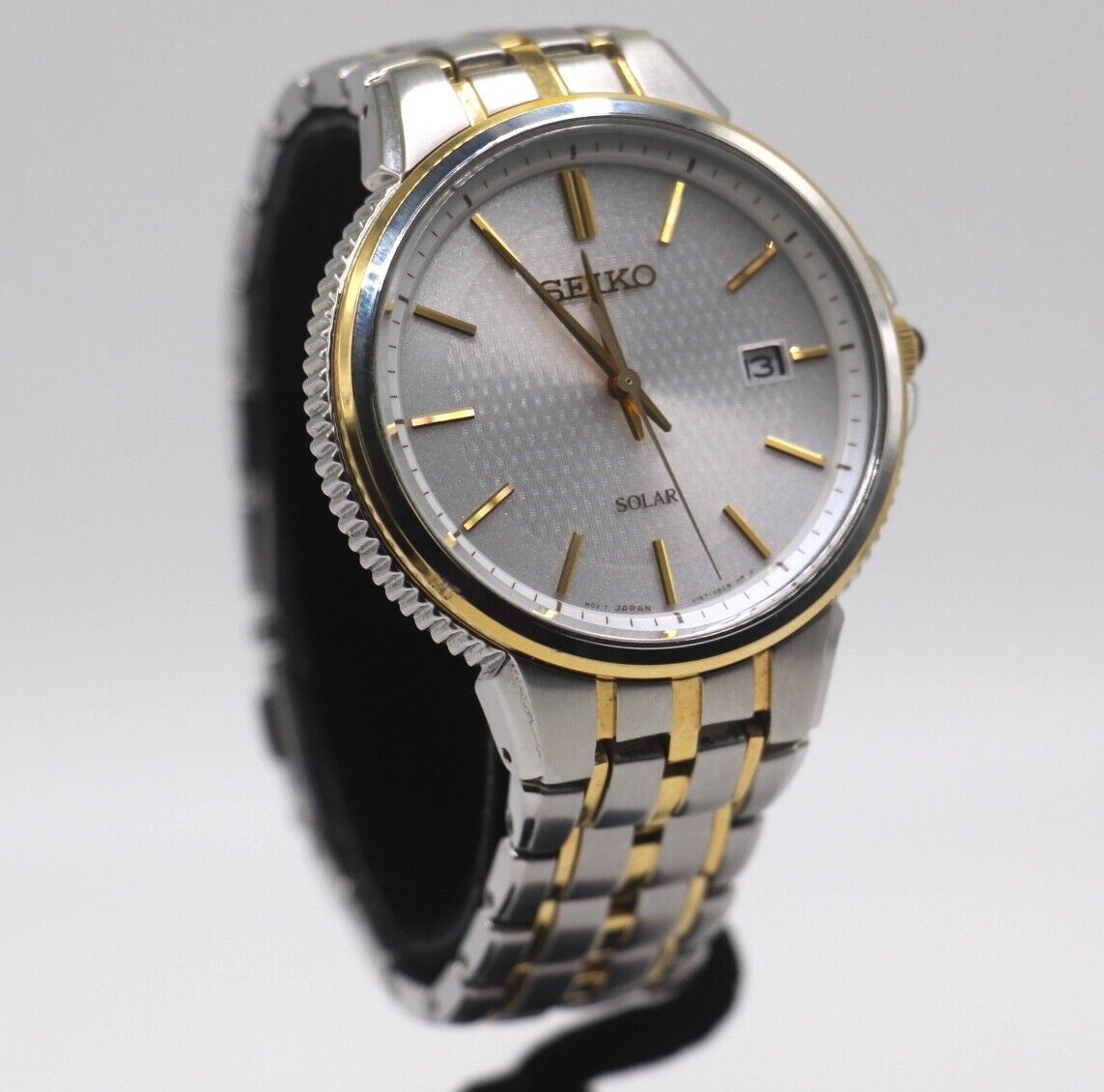 Seiko solar watch v157 online