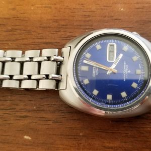 FS: Seiko Sports 6106-8239 sunburst blue dial w/ original bracelet |  WatchCharts