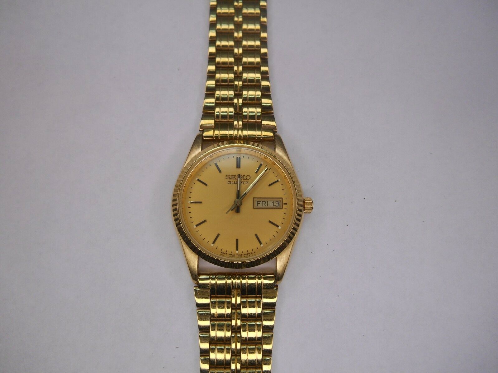 MENS 1990's SEIKO GOLD TONE QUARTZ WATCH DAY/DATE 7N33-6A20 - New