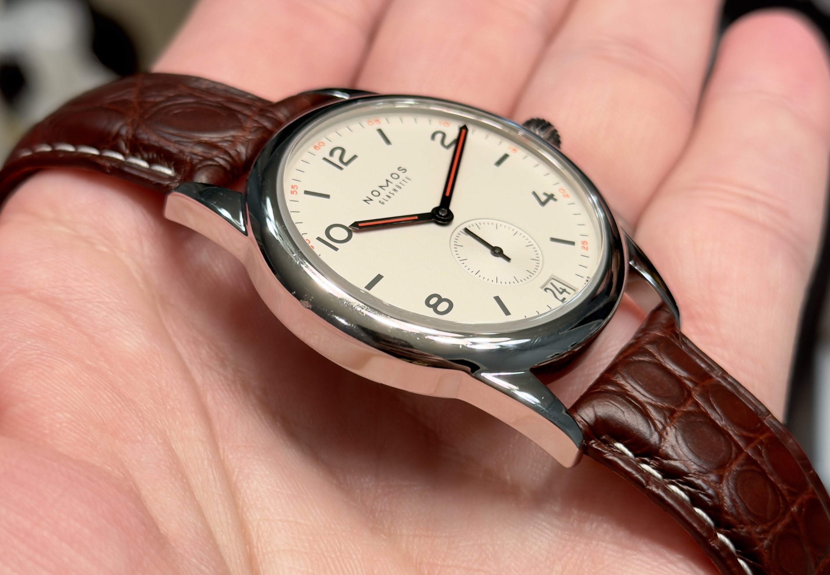 Nomos club datum clearance 733