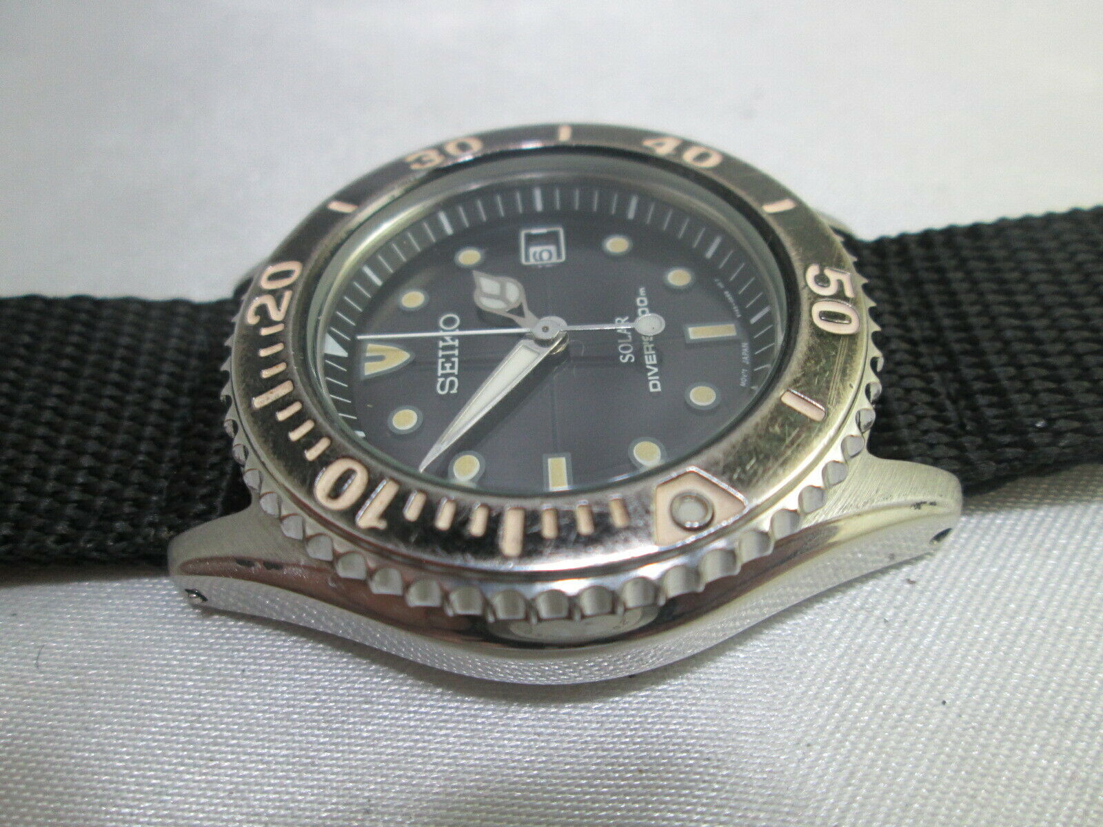 SEIKO SOLAR 200M V145-0AA0 STAINLESS STEEL DATE QUARTZ MENS DIVER 