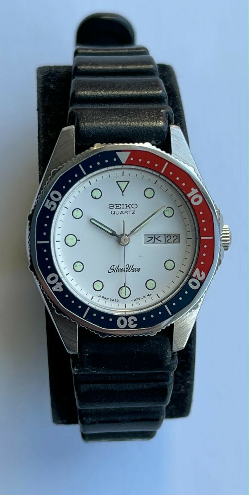 Vintage Lady's Seiko 2A23-0120 Seiko Silver Wave Quartz Vintage Lady's Seiko 2A23-0120 Seiko Silver Wave Quartz