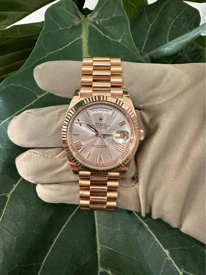 Rolex day date 40 sale rose gold sundust dial