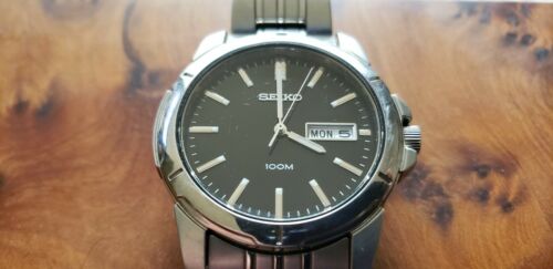 Seiko Quartz 100m Water Resistant Day Date 7N43 0AZ0 SS Black Face