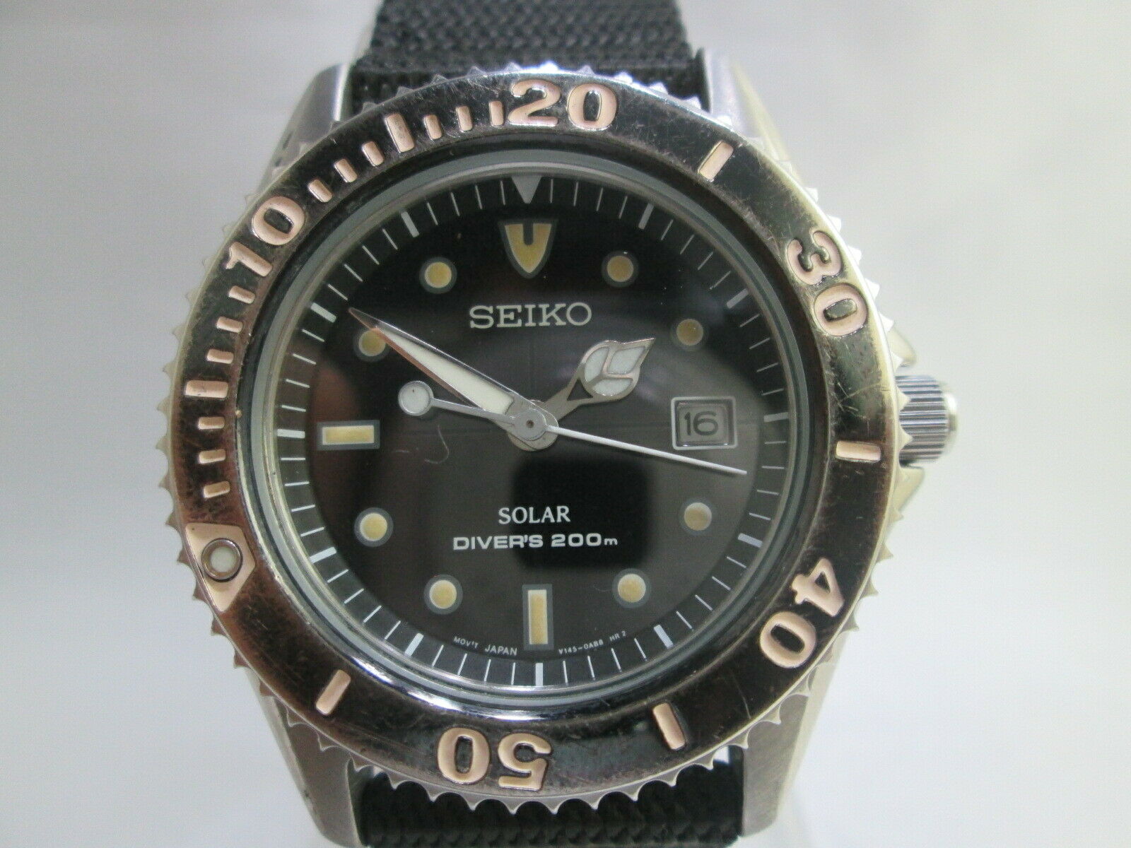 SEIKO SOLAR 200M V145-0AA0 STAINLESS STEEL DATE QUARTZ MENS DIVER 