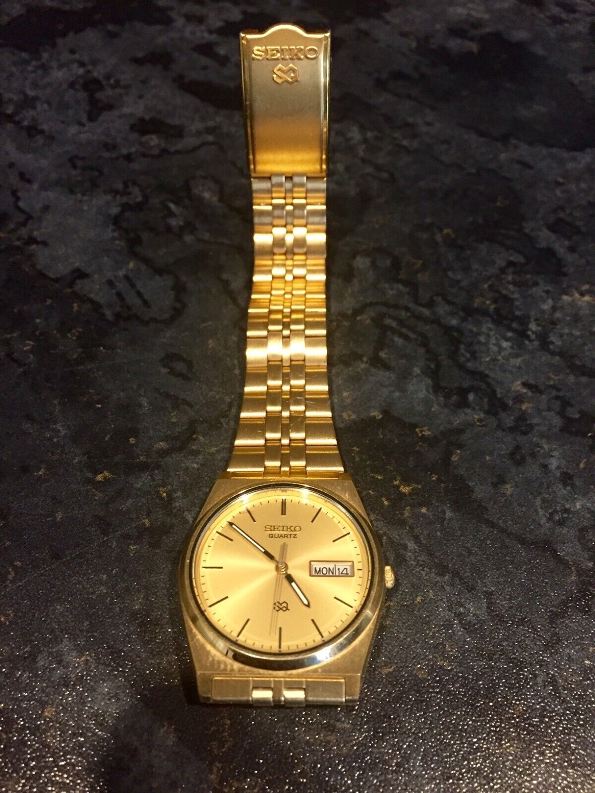 Seiko SQ gold tone quartz watch 5Y23 7000 day date. Excellent