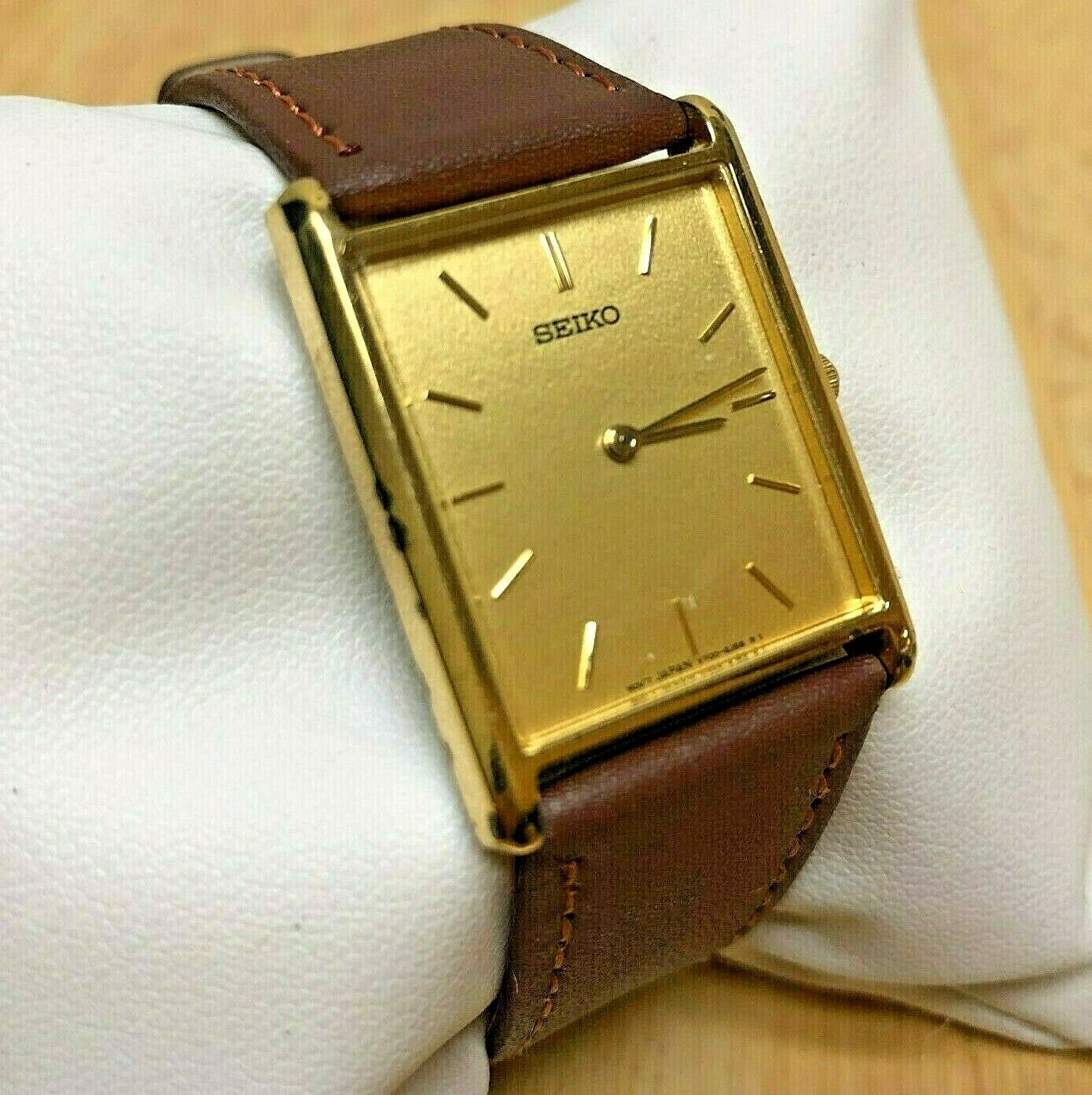 Vintage Seiko V700-5K30 Mens Gold Tone Rectangle Quartz Watch 
