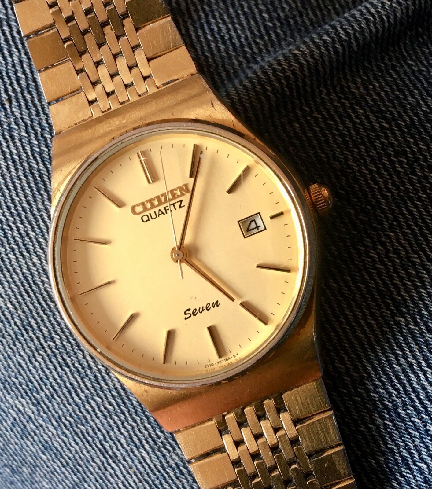 Mens Vintage 1973 Citizen Seven 2110- Calendar Wrist Watch. Gold