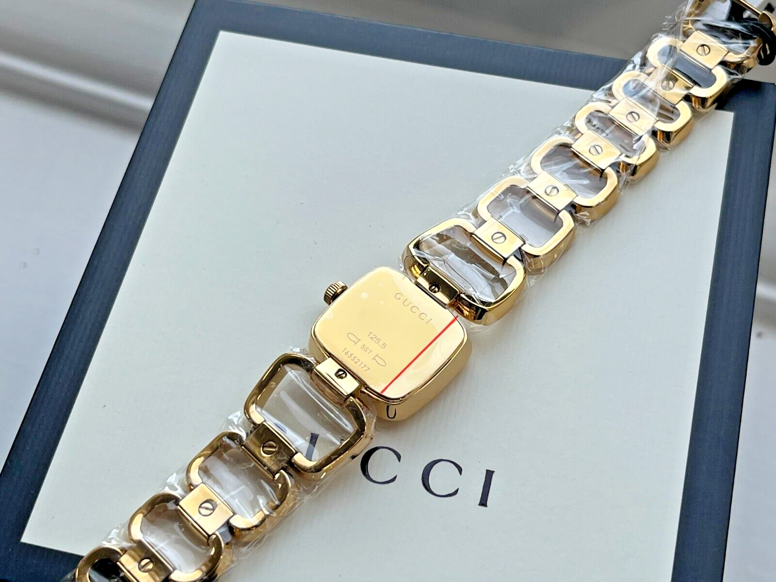 美品GUCCI ゴールド 125.5 3pダイヤモンド Gucci YA125513 Gold Diamond Ladies Watch Mother of Pearl Dial