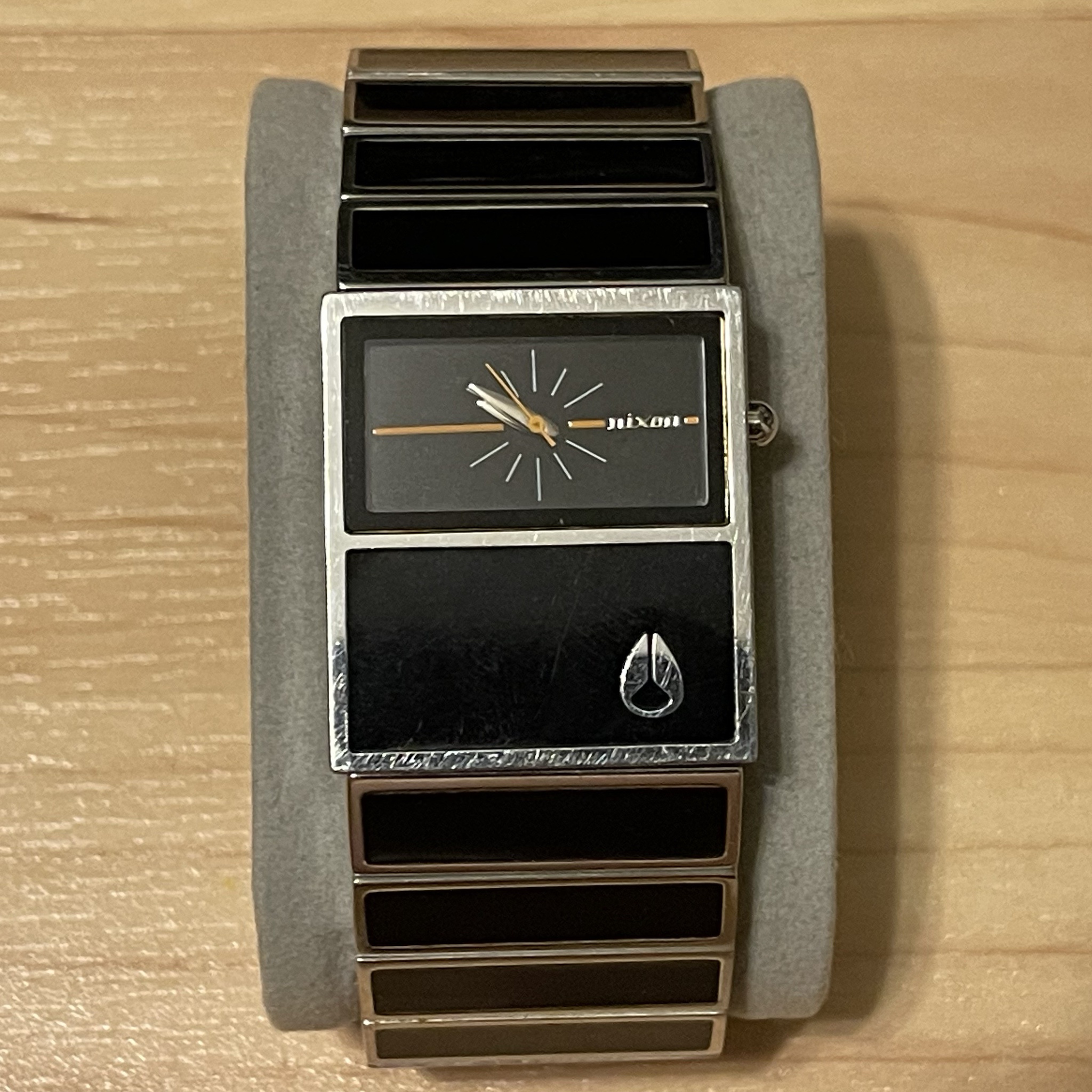 WTS] Nixon The Chalet “Max and Relax” Black Silver Analog Vintage