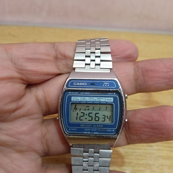 Montre Casio Vintage M-1230 - Modèle 82 - Basique à Quartz - Occasion