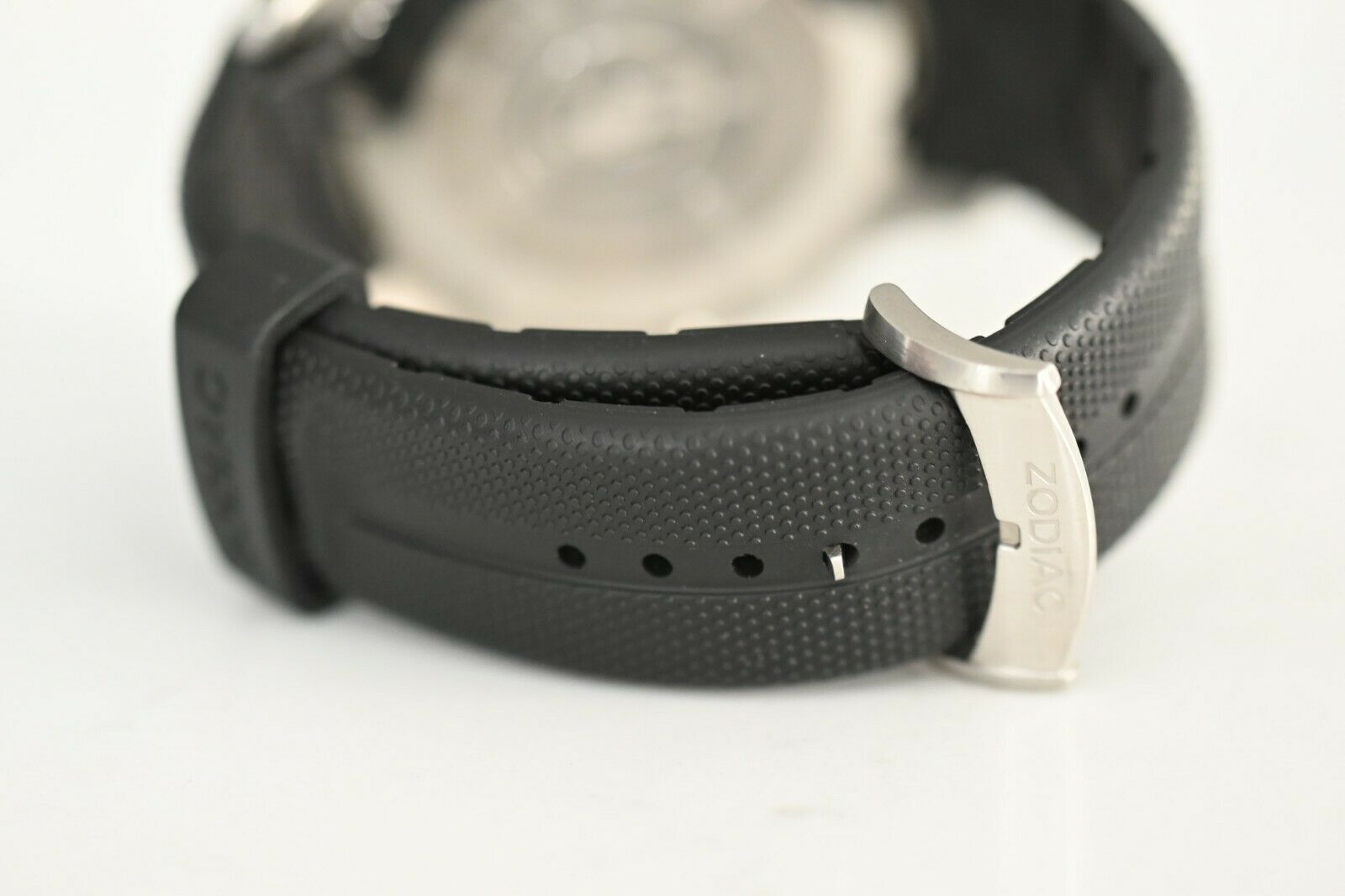 Zodiac Deep Reef Watch Z07901 Mens 200m White Dial Black Bezel