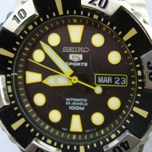 Seiko 5 Sports Watch 7S36-04Z0 black dial yellow markers