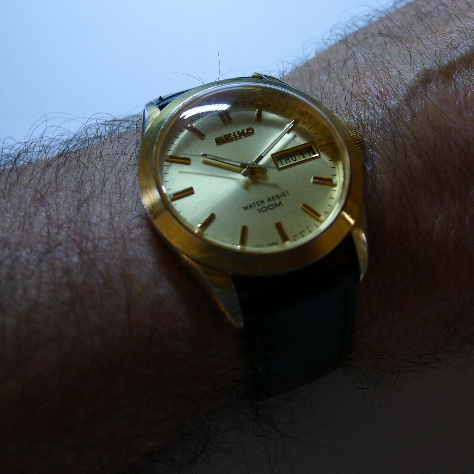 MENS SEIKO QUARTZ V743-9A20,DAY / DATE,GOLD Pt.,PERFECT W