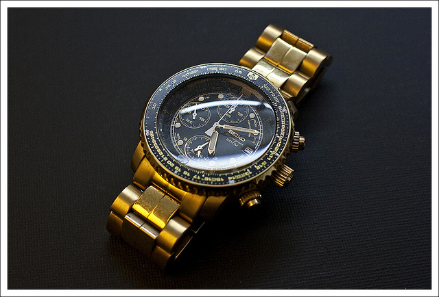 Seiko aviator hot sale watch gold