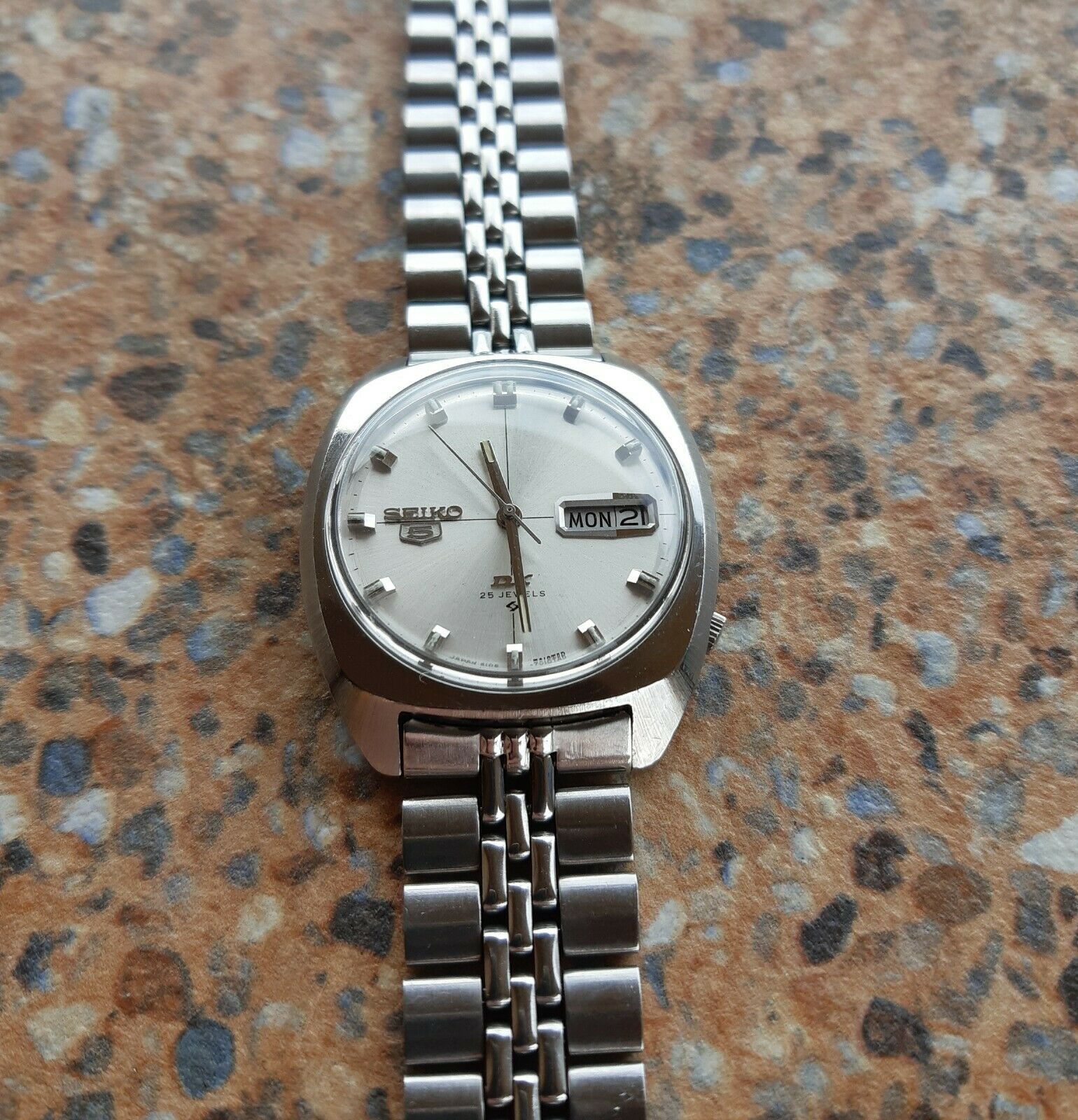 VINTAGE SEIKO 5 DX 6106-7000 DAY-DATE 25J AUT0 GP MENS WATCH
