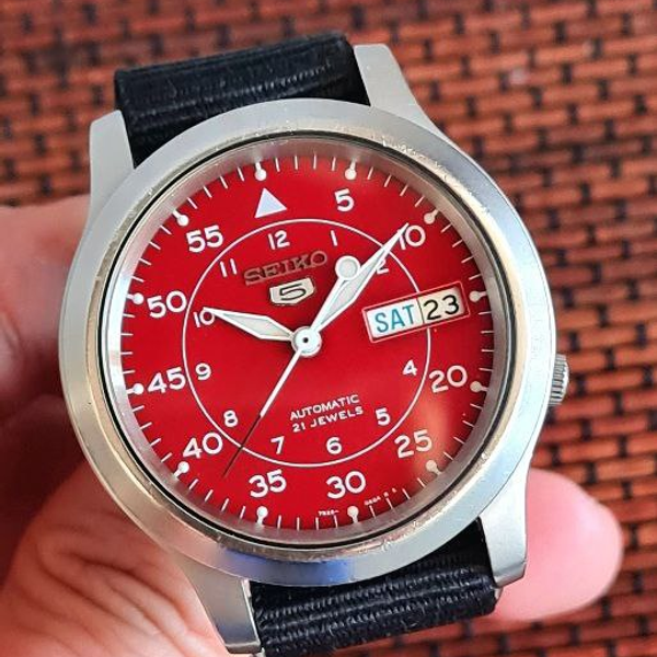 varsel smuk overalt 350 USD] Seiko SNKM95 RED Field Watch - Amazon Exclusive | WatchCharts