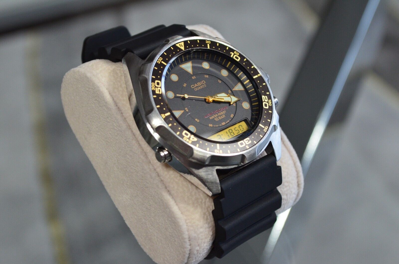 CASIO AMW-320C BLACK/GOLD DIAL DIVER ANA-DIGI ARNIE VINTAGE WATCH