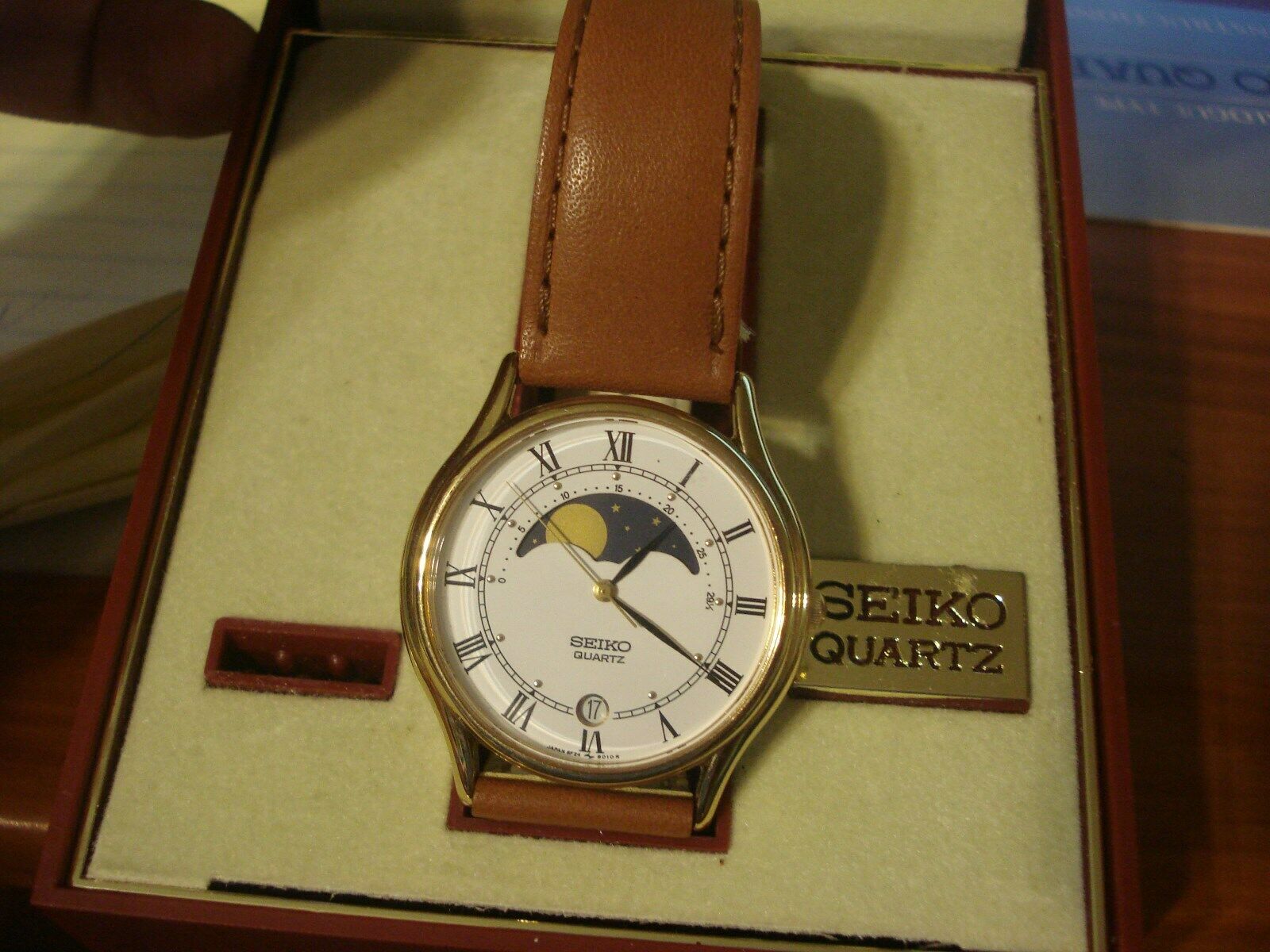 VINTAGE SEIKO MEN S MOON PHASE QUARTZ MOVEMENT WATCH MODEL 6F24