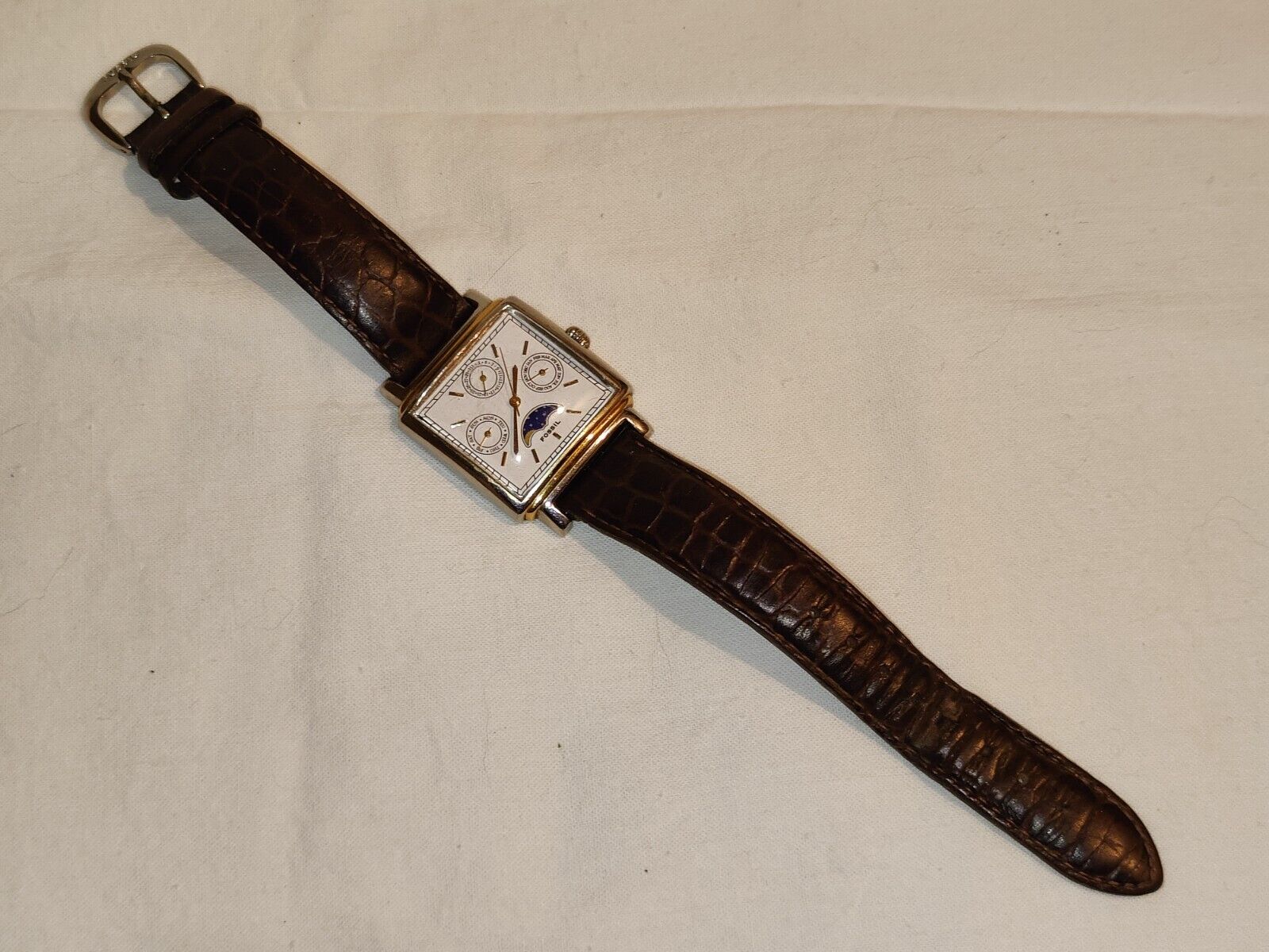 1995 MEN'S FOSSIL 32mm X 29mm MOON PHASE QUARTZ WRISTWATCH