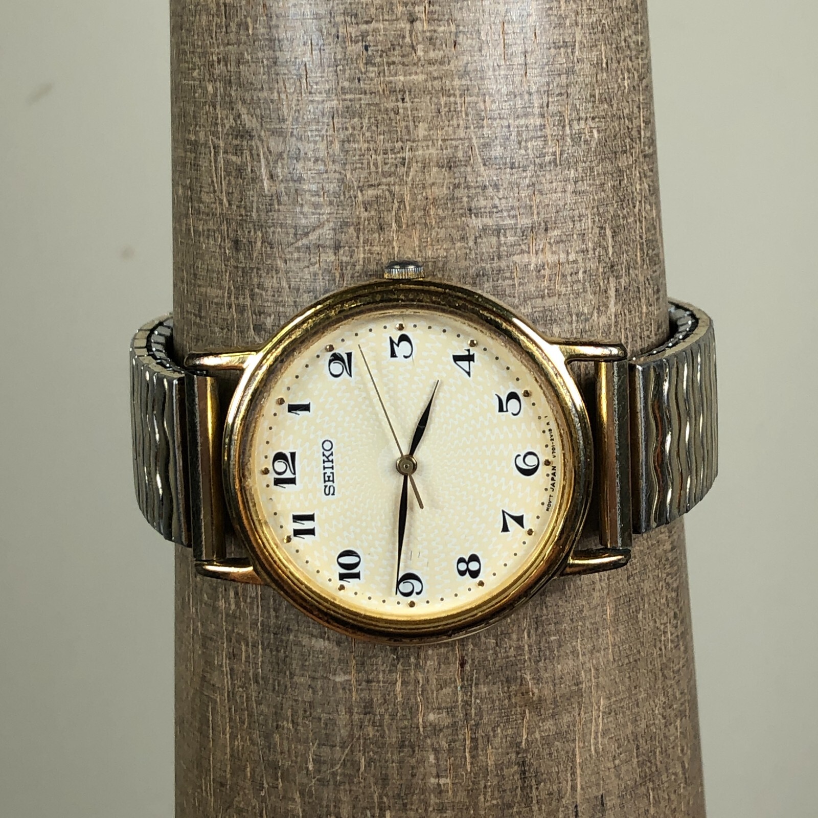 Vintage Seiko Mens V701-2A49 Gold Tone Dial Expansion 32mm 