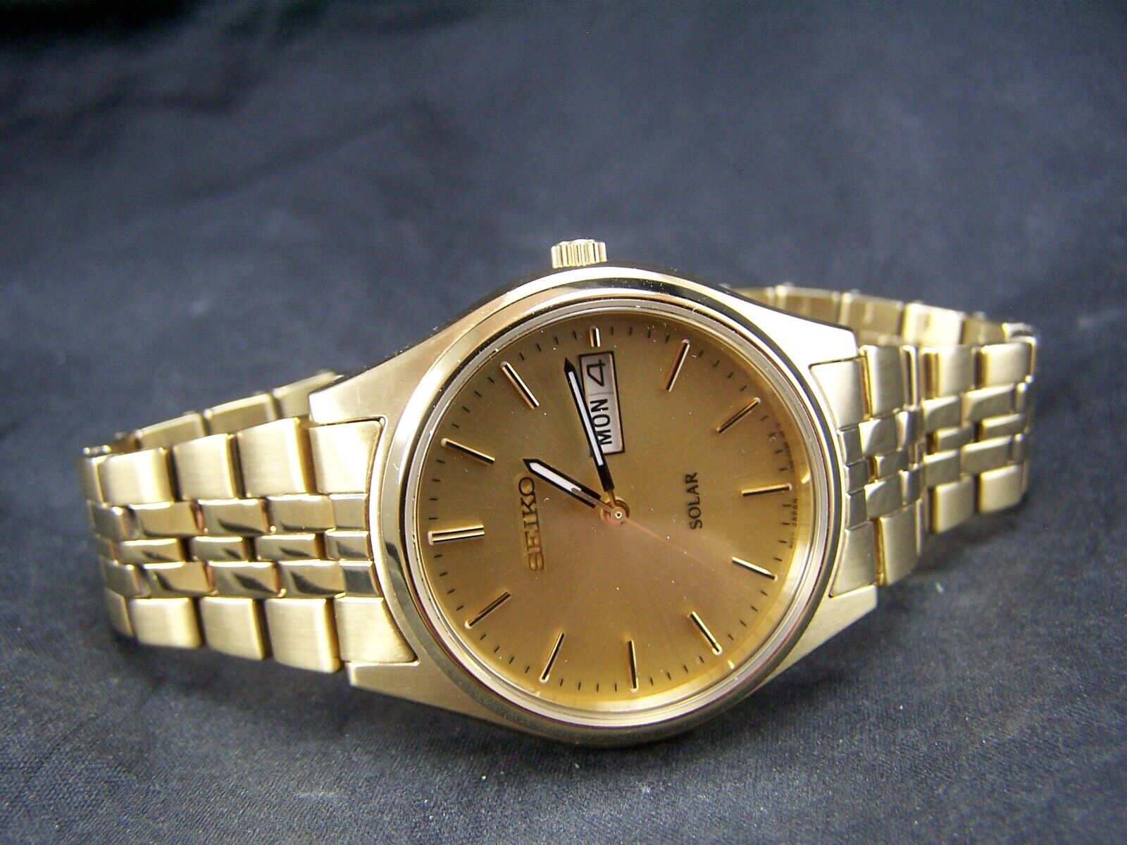 MEN' S SEIKO SOLAR V158-0AA0 GOLD TONE DAY DATE CALENDAR