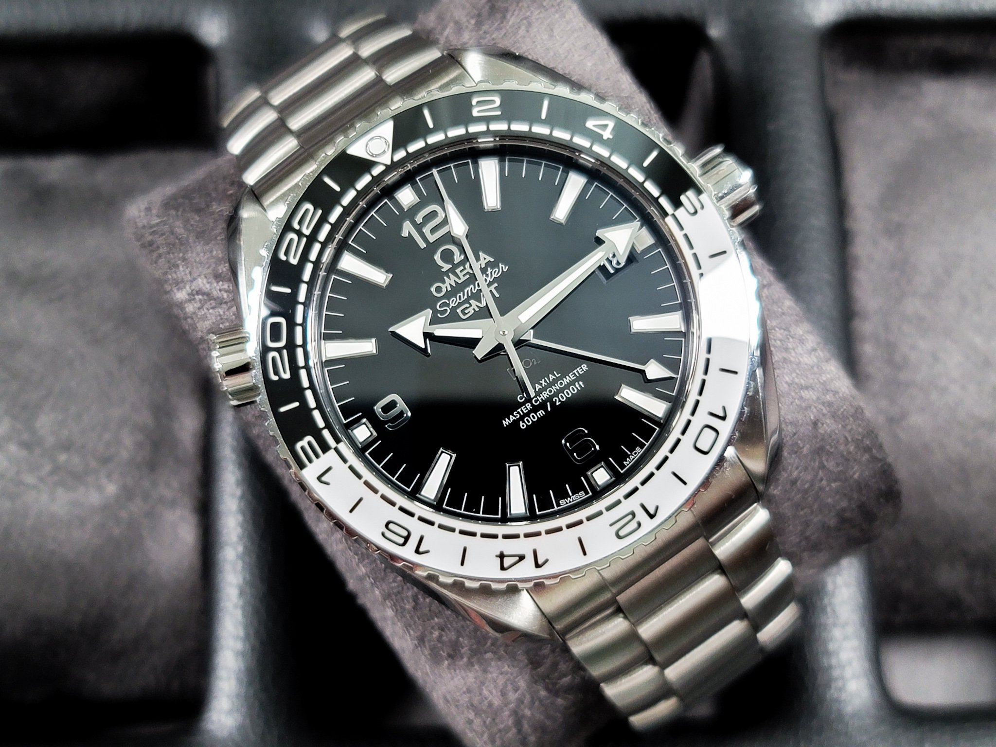 5 900 USD FSOT Omega Seamaster Planet Ocean GMT Oreo Ref