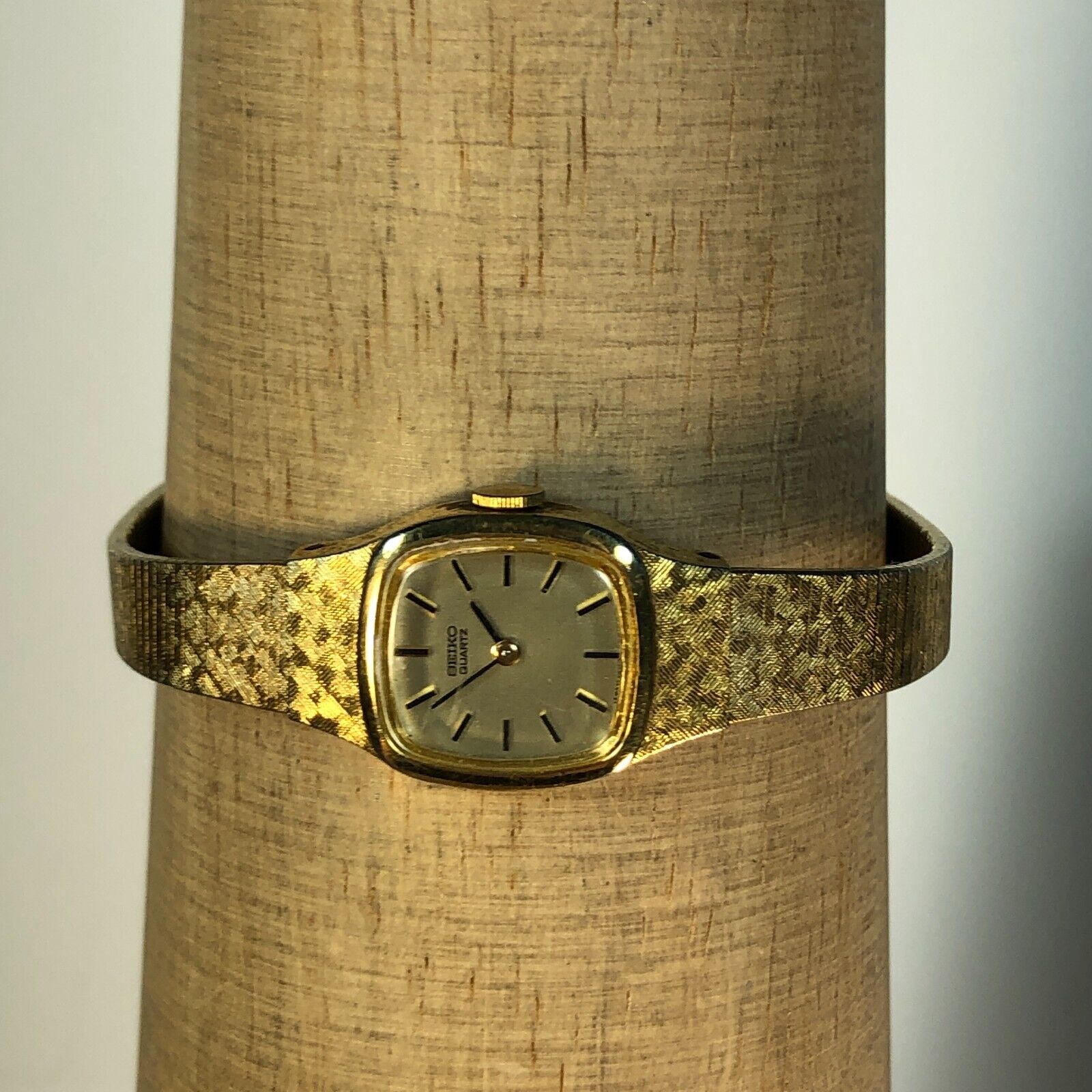 Vintage Seiko Quartz Dress Womens Petite Gold Tone Bracelet 
