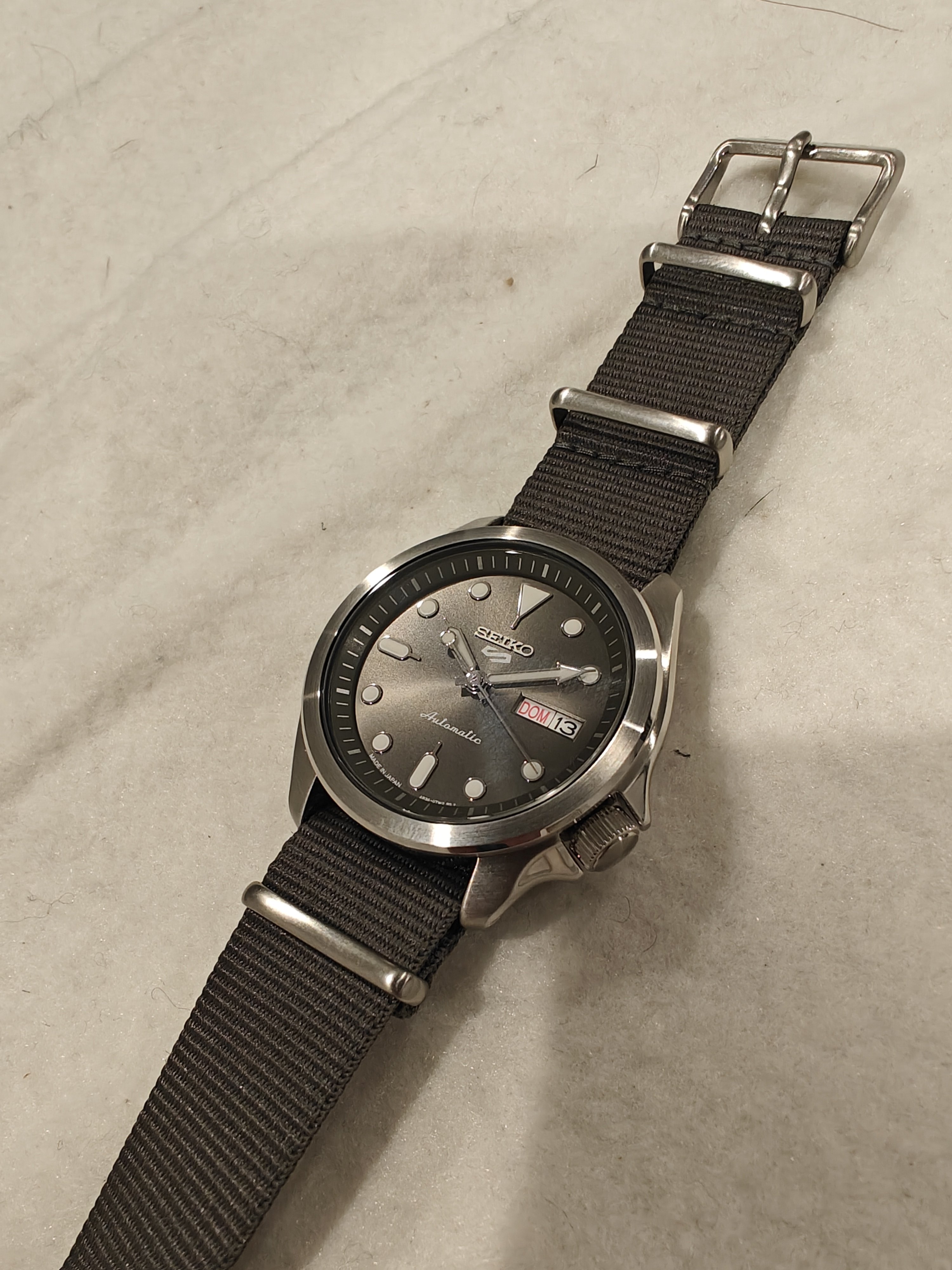 190 USD] Seiko 5 SRPE61K1 Automatic 100m Sunray Gray Dial - NEW 