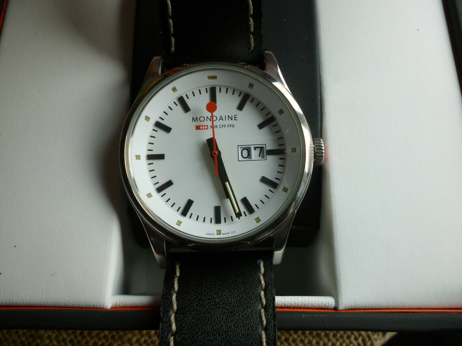 A MONDAINE SWISS NIGHT GLOW 30308 DATE 3H-LX FULLY WORKING HAS BOX