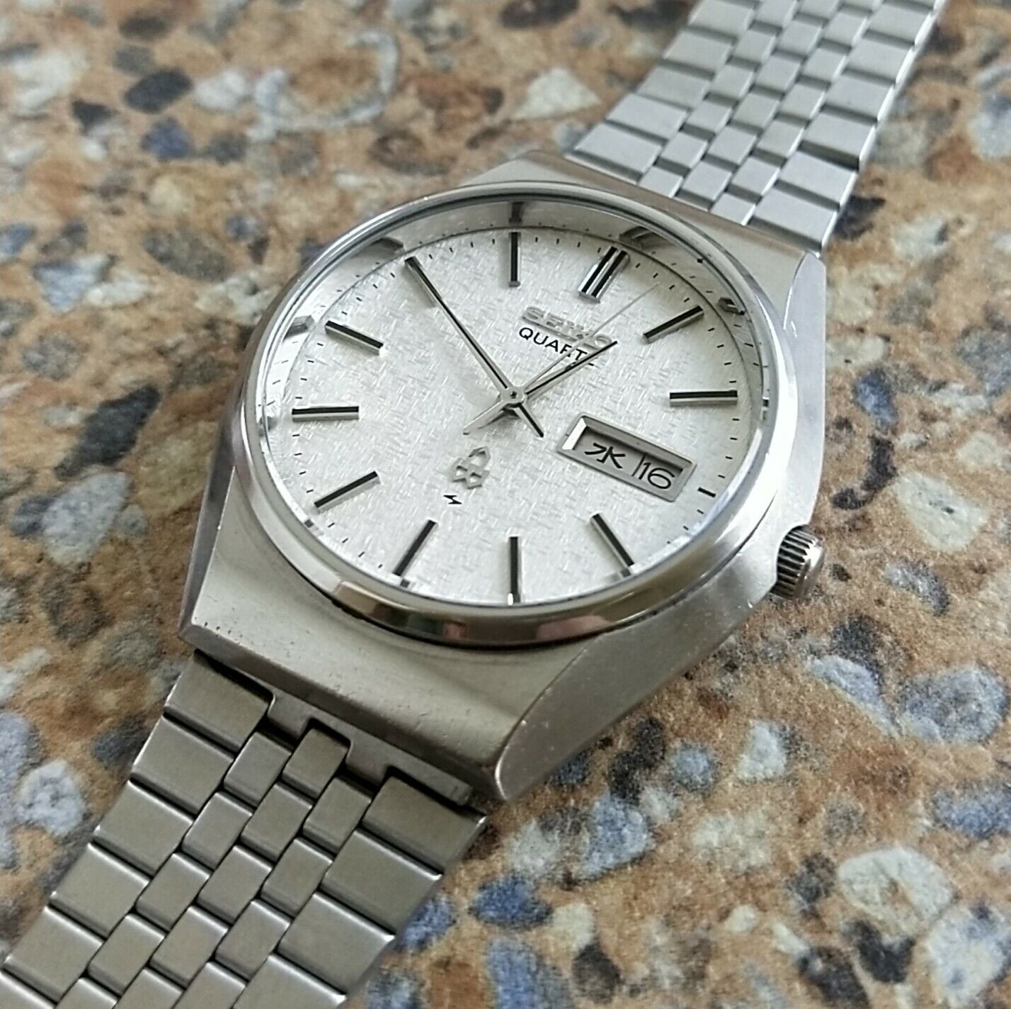 Vintage Seiko Quartz JDM 0843 8070 July 1976 Textured Dial Kanji