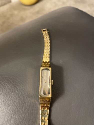 Vintage Seiko 1520-367F Slim Cut Crystal 17 Jewels Ladies Watch