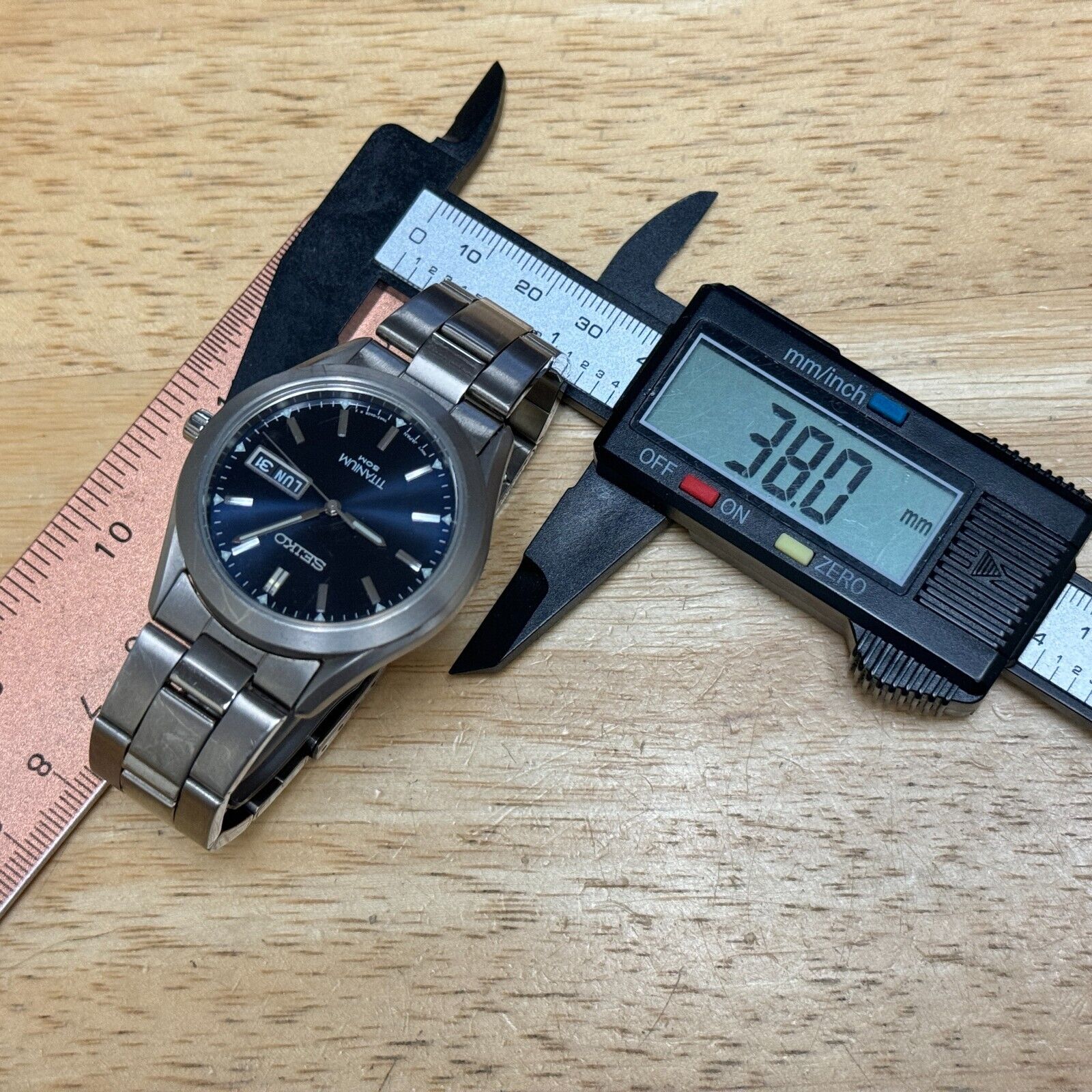 SEIKO セイコー TITANIUM 7N43-0AN0 クォーツ 腕時計 SEIKO TITANIUM 7N43-0AN0 Water Resistant 10bar Daydate Mens