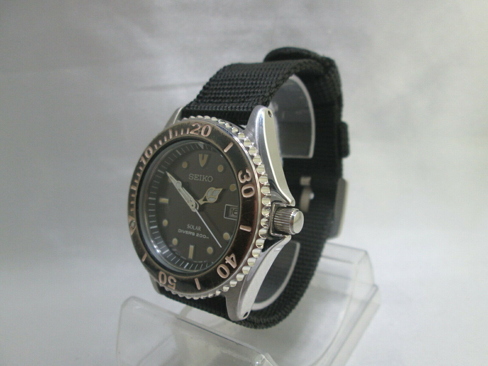 SEIKO SOLAR 200M V145-0AA0 STAINLESS STEEL DATE QUARTZ MENS DIVER 