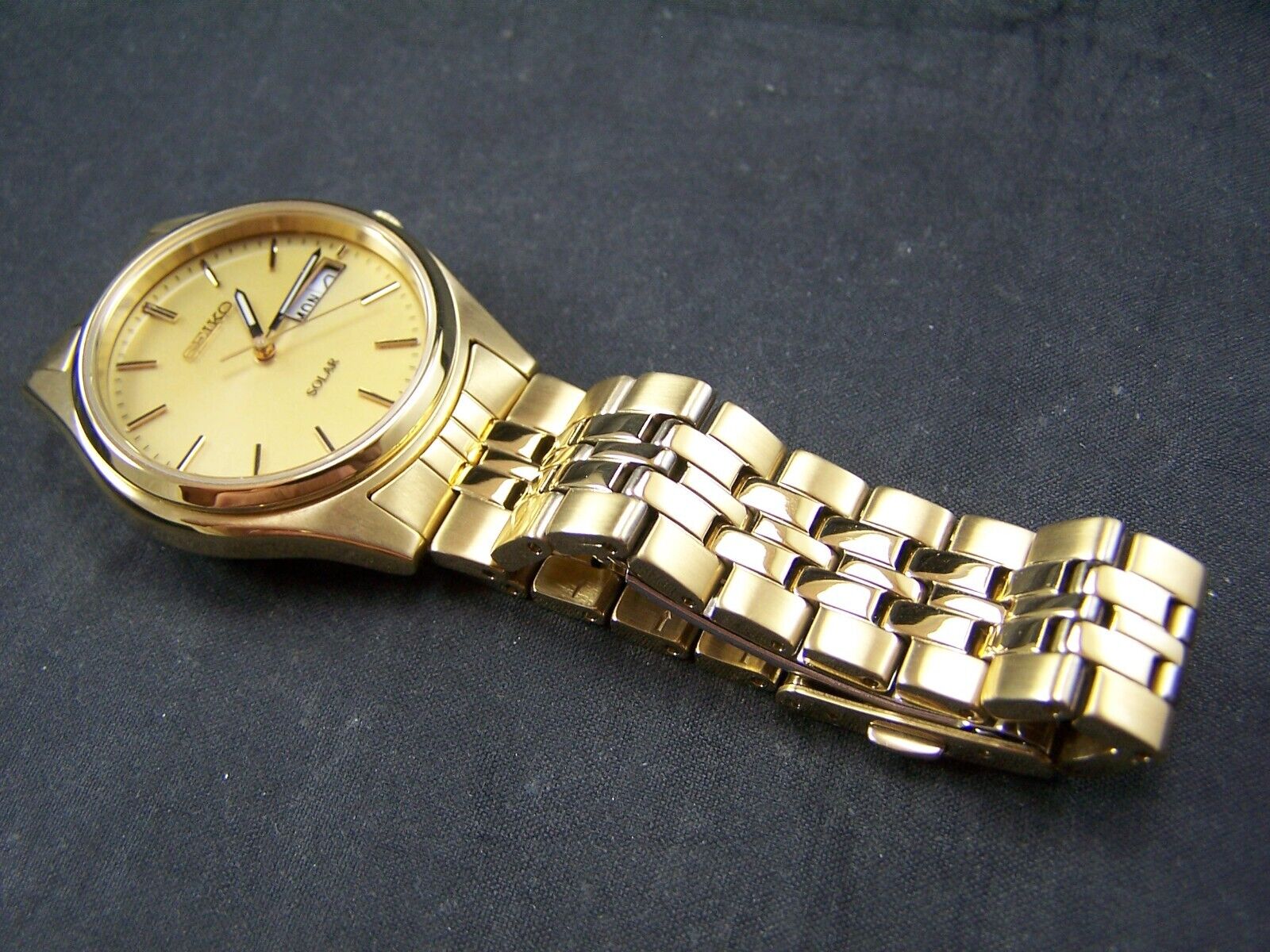 MEN' S SEIKO SOLAR V158-0AA0 GOLD TONE DAY DATE CALENDAR QUARTZ